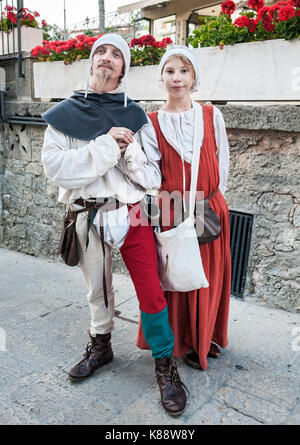 San Marini couple dressed in costumes pour le Festival Médiéval annuel tenu dans la vieille ville de Saint-Marin dans la république de Saint-Marin. Banque D'Images