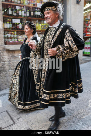 En couple san Marini tenues pour la période Festival Médiéval annuel tenu dans la vieille ville de Saint-Marin dans la république de Saint-Marin. Banque D'Images