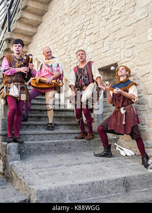 Marinis San habillés et d'effectuer dans des tenues pendant la période de Festival Médiéval annuel tenu à San Marino. Banque D'Images