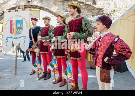 Marinis San habillés et d'effectuer dans des tenues pendant la période de Festival Médiéval annuel tenu à San Marino. Banque D'Images