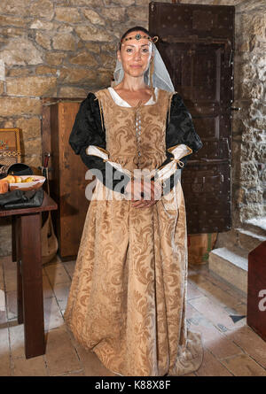 San Marini femme vêtue de tenue pour la période Festival Médiéval annuel tenu dans la vieille ville de Saint-Marin dans la république de Saint-Marin. Banque D'Images