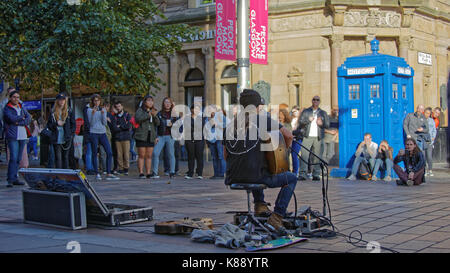 Musicien musicien ambulant sur buchanan street style mile Glasgow avec grande foule de personnes faire Glasgow Banque D'Images