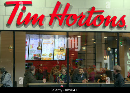 Beignes Tim Hortons restaurant fast food multinationale canadienne connue pour son café et beignes shop bar café la première au Royaume-Uni om Glasgow Banque D'Images