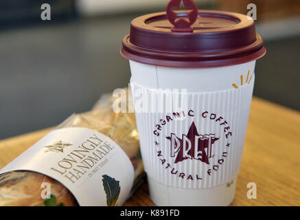 Tasses de marque et le sandwich dans un pret a manger magasin à melcombe street dans le centre de Londres. fast food philippins Jollibee Foods group corp serait une possibilité d'acquisition de la chaîne de la valeur qui pourrait sandwich la société britannique à plus d'un milliard de dollars (738 millions d&pound;). Banque D'Images