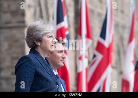 Premier ministre Theresa mai avec le premier ministre du Canada, Justin Trudeau lors d'une cérémonie sur la colline du Parlement à Ottawa. Banque D'Images