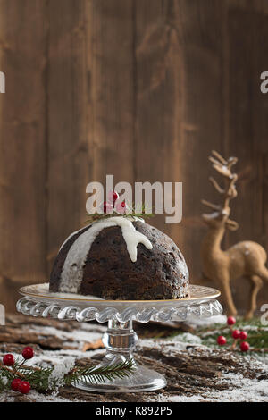 Le pudding de Noël et versé de l'éclairage créatif avec la crème Banque D'Images