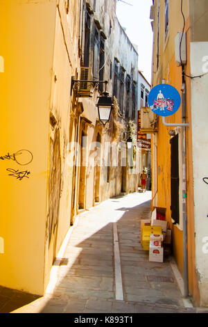 Les rues étroites de la vieille ville de Rethymno Crete, Grèce. Banque D'Images