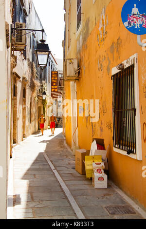 Les rues étroites de la vieille ville de Rethymno Crete, Grèce. Banque D'Images