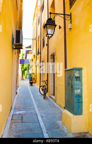 Ruelle de la vieille ville de Réthymnon avec un vélo et une moto à gauche sur la rue. la Crète, Grèce Banque D'Images