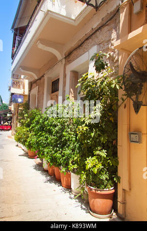 Les plantes dans les pots sur les rues étroites de la vieille ville de Rethymno Crete, Grèce. Banque D'Images