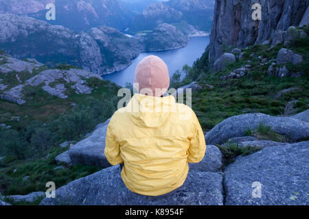 Matin brumeux sur Preikestolen (Pulpit Rock) - célèbre attraction touristique dans la municipalité de Dale i sunnfjord dans la région rogaland (Norvège) Banque D'Images