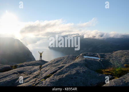 Matin brumeux sur Preikestolen (Pulpit Rock) - célèbre attraction touristique dans la municipalité de Dale i sunnfjord dans la région rogaland (Norvège) Banque D'Images