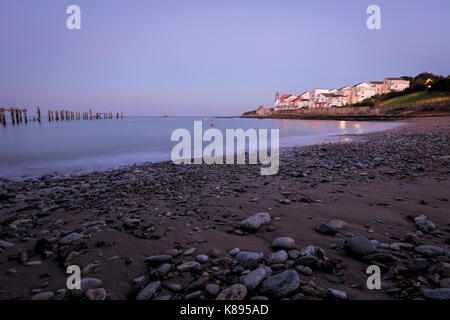 La baie de swanage avec ciel bleu au coucher du soleil Banque D'Images