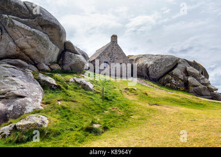 Maison entre les rochers à Meneham Kerlouan, village, Finistère, Bretagne (Bretagne), France Banque D'Images