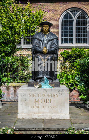 Statue de Sir Thomas More par Leslie Bevis Cubitt Chelsea extérieur ancienne église, Londres. Peint en noir et or. Banque D'Images