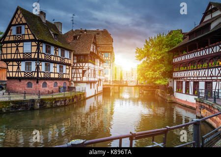 Maisons colorées traditionnelles dans la Petite France, Strasbourg, Alsace, France Banque D'Images