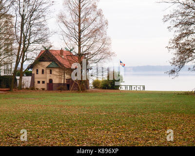 Bad Zwischenahn, Allemagne - le 23 novembre 2016 : paysage d'automne dans le parc public du spa village Banque D'Images