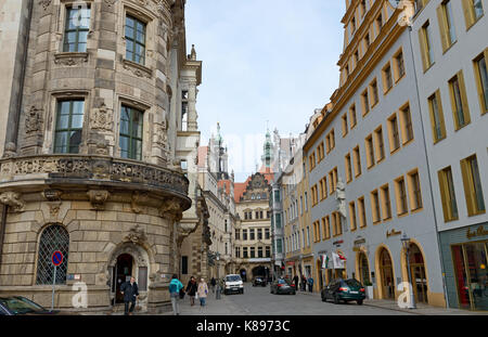 Avis de Schloss Street en direction de George Gate Building à la fin de elle à Dresde, Saxe, Allemagne. Banque D'Images