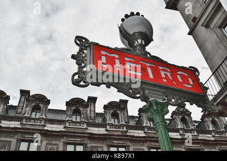 Vue de l'hdr paris métro signe. Banque D'Images