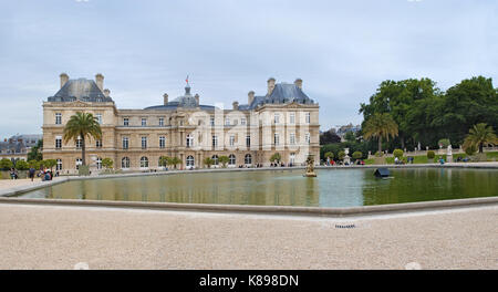 Paris, France, juin 19 : les parisiens et les visiteurs à pied dans les jardins du Luxembourg le 19 juin 2012. au premier plan un bassin avec une fontaine dans la zone. Banque D'Images