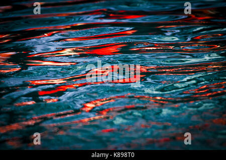 Réflexion sur l'eau en mouvement couleur Banque D'Images