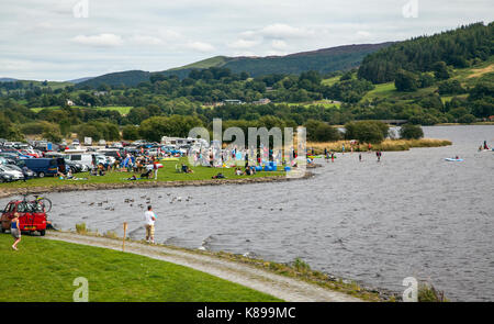 La famille bénéficiant du soleil sur la rive du lac Bala North Wales Banque D'Images