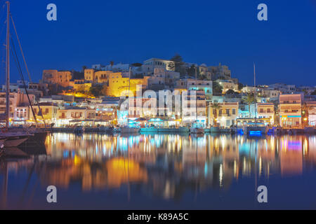 Chora ou la ville de Naxos, est la ville principale de l'île de Naxos. Il a une vieille ville médiévale sur la colline dominant le port. Banque D'Images