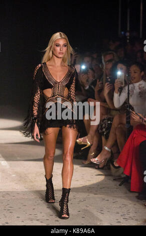 Hailey modèle Baldwin sur la passerelle pendant l'Julien Macdonald London fashion week ss18 show qui a eu lieu à aucune 1 invicta plaza, Londres. press association. photo date : lundi 18 septembre, 2017. crédit photo doit se lire : isabel infantes/pa wire Banque D'Images