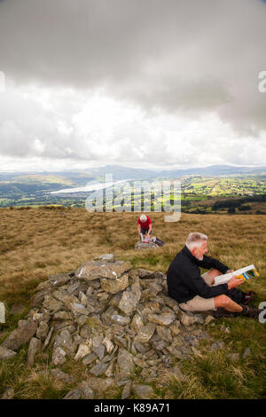 Groupe de marcheurs en admirant la vue sur le Moel Emoel Bala ci-dessus dans le Nord du Pays de Galles Banque D'Images