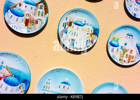 Assiettes décorées avec des scènes de l'île grecque pour la vente aux touristes à Fira, le principal village de Santorin. Banque D'Images