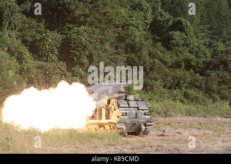M270 Système de lance-roquettes multiples incendies pendant un exercice de tir réel Banque D'Images