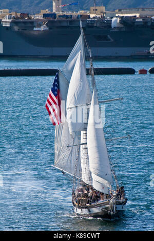 Grand voilier anazing grace toutes voiles dehors sur la baie de San Diego, CA US canons incendies au cours de bataille navale avec le porte-avions Formidable en arrière-plan Banque D'Images
