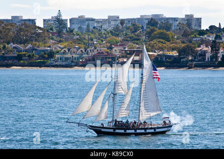 Grand voilier anazing grace toutes voiles dehors sur la baie de San Diego, CA US. Amazing Grace est un des 83 topsail schooner basée à Gig Harbor, Washington Banque D'Images