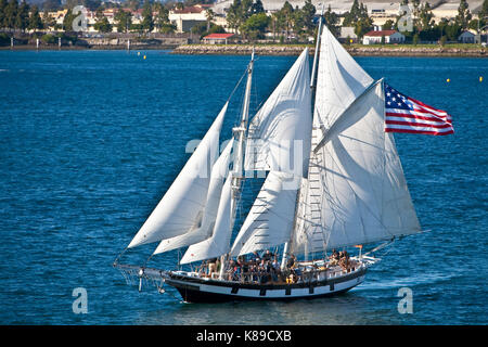 Grand voilier anazing grace toutes voiles dehors sur la baie de San Diego, CA US. Amazing Grace est un des 83 topsail schooner basée à Gig Harbor, Washington Banque D'Images