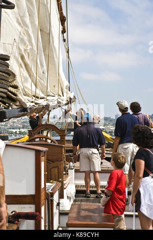 Tall Ship esprit de Dana Point voiles sont soulevées à l'occasion du festival de la voile à San Diego, CA US. Ce navire est traditionnellement construit une réplique exacte, de Banque D'Images