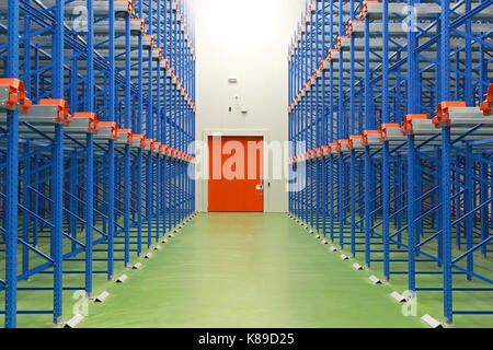 L'intérieur de l'entrepôt avec porte et étagères bleu orange Banque D'Images