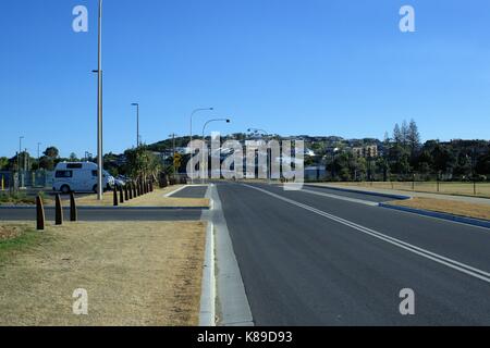 Rue déserte ou route déserte dans la ville australienne de Coffs Harbour. Banque D'Images