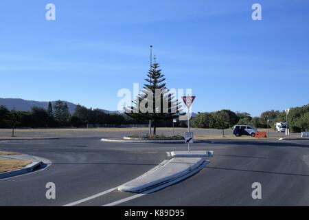 Rotonde ville australienne de Coffs Harbour. En vue sont des arbres et des véhicules. Banque D'Images