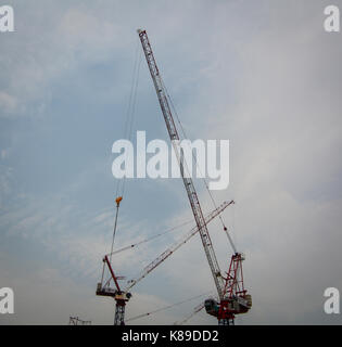 Putrajaya, Malaisie - Jul 7, 2015. Les grues de construction au centre-ville de Putrajaya, Malaisie. putrajaya est une ville planifiée et l'administration fédérale Banque D'Images