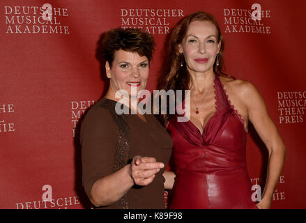 Berlin, Allemagne. 18 sep, 2017. singer gayle tufts (l) et l'actrice Ute Lemper arrivent à la deutscher preis 2017 théâtre musical théâtre musical allemand (award) Cérémonie au wintergarten de Berlin, Allemagne, 18 septembre 2017. crédit : britta pedersen/dpa-zentralbild/dpa/Alamy live news Banque D'Images