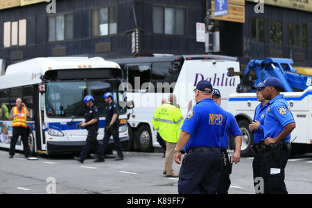 New York, USA. 18 sep, 2017. Les sauveteurs travaillent à l'emplacement des autobus collision dans le rinçage dans le new york de reines, les États-Unis, sur sept. 18, 2017) d'au moins trois personnes ont été confirmées tuées et plus d'une douzaine d'autres ont été blessés après que deux bus a heurté le lundi à New York. une visite privée et un bus Metropolitan Transportation Authority bus q20 en collision dans le rinçage à l'intersection de la rue du nord et la rue principale vers 6 h 15, heure locale. crédit : qin lang/Xinhua/Alamy live news Banque D'Images