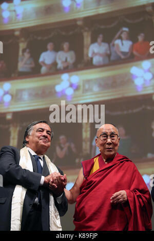 Palerme, Italie. 18 sep, 2017. Palerme, le dalaï-lama à Palerme, dans l'image : la réunion à le théâtre Massimo avec le maire Leoluca Orlando. 18/09/2017, Palerme, Italie : crédit photo indépendant srl/Alamy live news Banque D'Images