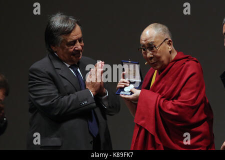 Palerme, Italie. 18 sep, 2017. Palerme, le dalaï-lama à Palerme, dans l'image : la réunion à le théâtre Massimo avec le maire Leoluca Orlando. 18/09/2017, Palerme, Italie : crédit photo indépendant srl/Alamy live news Banque D'Images