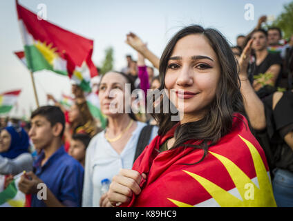 Erbil, au Kurdistan, en Irak. 16 sep, 2017. La foule se rassembler à l'appui de la Kurdistan référendum lors d'un rassemblement dans le parc shanadar, Erbil. législateurs kurde a approuvé la tenue d'un référendum sur l'indépendance qui auront lieu le 25 septembre. crédit : berci feher/zuma/Alamy fil live news Banque D'Images