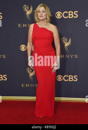 Los Angeles, USA. 17Th sep 2017. edie falco 172 arrivant à la 69e EMMY awards annuels au théâtre. microsoft à Los angeles. septembre 17, 2017 Credit : tsuni/usa/Alamy live news Banque D'Images