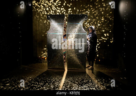 Téhéran, Iran. 18 sep, 2017. Une femme visite la 7e biennale nationale de sculpture au Musée d'art contemporain de Téhéran, Iran, sur sept. 18, 2017. crédit : Ahmad halabisaz/Xinhua/Alamy live news Banque D'Images