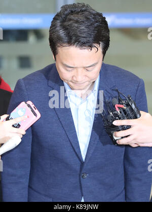 Séoul, Corée du Sud, le 19 septembre, 2017. gouverneur gyeonggi propose des excuses sur son fils d'actes répréhensibles gov gyeonggi. nam kyung-pil bows en excuses après son arrivée à l'aéroport d'Incheon, à l'ouest de Séoul, sur sept. 19, 2017, deux jours après que la police a arrêté son fils aîné sur des accusations de contrebande et de prendre les méthamphétamines. crédit : newscom/Alamy live news