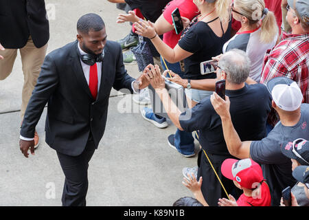 Septembre 16th, 2017 : Ohio State Buckeyes quarterback J.T. Barrett fans accueille dans un NCAA football match entre l'Ohio State Buckeyes et l'armée de chevaliers noirs à l'Ohio Stadium, Columbus, OH. Adam Lacy/CSM Banque D'Images