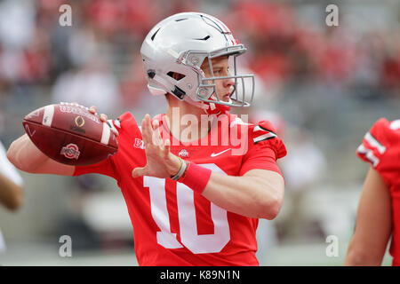 Septembre 16th, 2017 : Ohio State Buckeyes quarterback Joe Burrow (10) se réchauffe dans un NCAA football match entre l'Ohio State Buckeyes et l'armée de chevaliers noirs à l'Ohio Stadium, Columbus, OH. Adam Lacy/CSM Banque D'Images