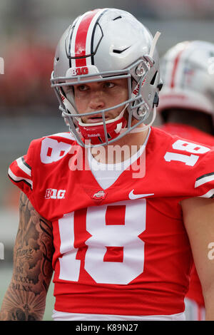 Septembre 16th, 2017 : Ohio State Buckeyes quarterback Tate Martell (18) observe dans un NCAA football match entre l'Ohio State Buckeyes et l'armée de chevaliers noirs à l'Ohio Stadium, Columbus, OH. Adam Lacy/CSM Banque D'Images